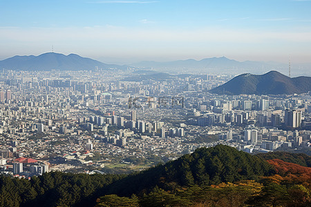 城市航拍背景图片_从山上看到的首尔航拍照片