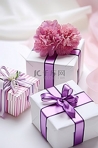 白色表面上的三个礼品盒，上面有紫色花瓣