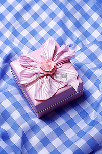 一个蓝色和白色格子布的粉红色盒子放在表面上