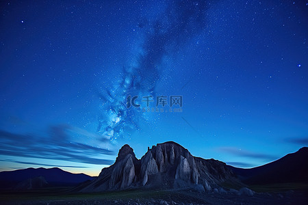 凝灰岩胡塔山在傍晚的天空中与​​夜晚的乳白色