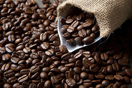咖啡背景图片_咖啡豆散落在地板上的麻袋里