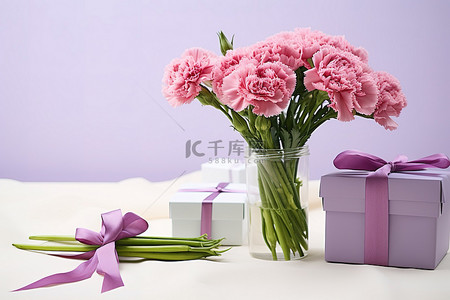 白盒子和薄纸旁边的一束紫色康乃馨