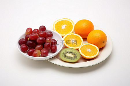 一盘五颜六色的水果猕猴桃和橙子