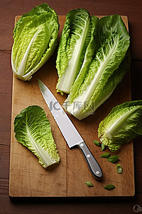 用刀将生菜切成薄片放在案板上