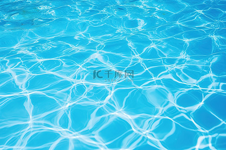 清澈的水背景图片_游泳池中的水，清澈的水背景蓝色的水