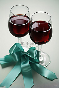 婚礼创意两杯带绿丝带的酒
