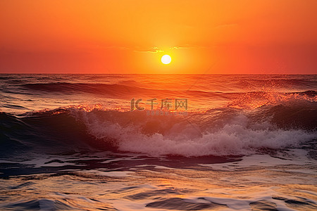 日落时橙色的太阳落在海洋上