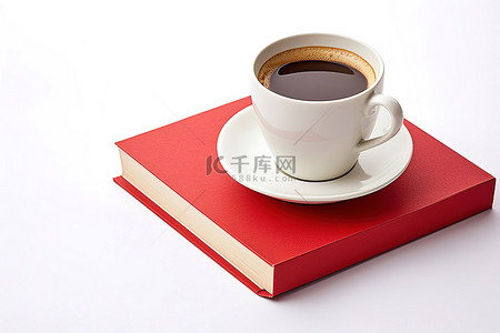一杯咖啡放在一本红书上
