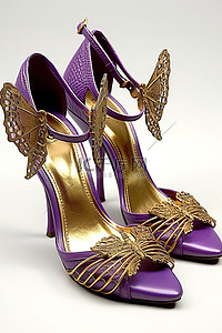 一双带有蝴蝶饰物的紫罗兰色和金色鞋子