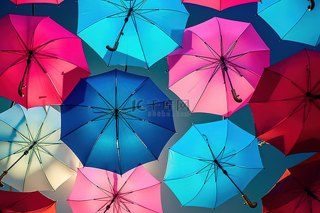 空中有不同颜色的雨伞