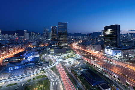 首尔高速公路交叉口和路灯，左边有一条街道，有一些建筑物和摩天大楼