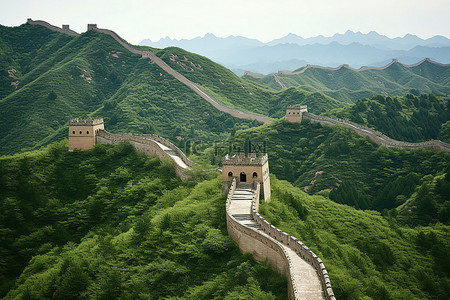 徒步旅行背景图片_中国的长城在山上，许多人离开家园去那里徒步旅行