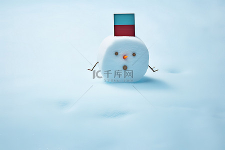 雪人卡通图片背景图片_戴着红帽子和雪的卡通雪人