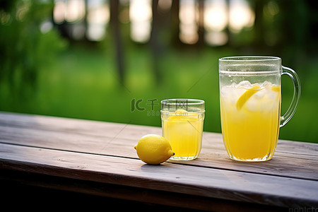 柠檬水背景图片_木门廊上的柠檬水