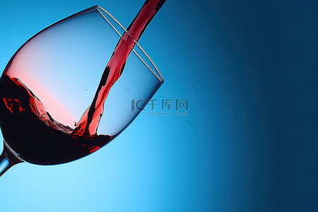 葡萄酒将红色液体倒入玻璃杯中