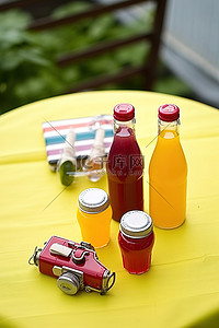雨伞旁边的桌子上放着几瓶果汁