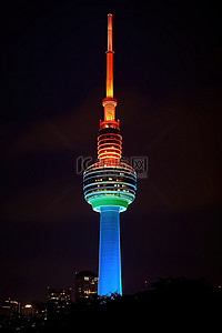 首尔新闻塔发出亮蓝色和绿色的光芒