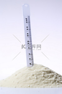 温度计温度计背景图片_白色背景照片中沙子中的温度计