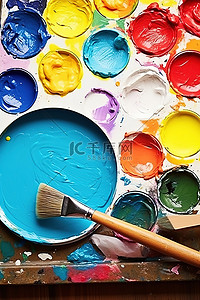 白色颜料盒中的一幅画，里面有各种颜色的颜料和画笔