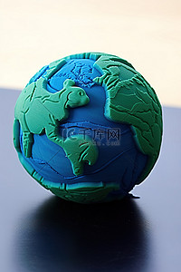 一个蓝色的球，上面有一只小绿海龟