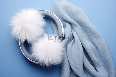 冬天温暖背景图片_蓝色背景的围巾和耳机