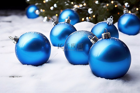 圣诞雪背景图片_雪中​​的蓝色圣诞球