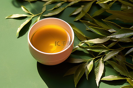 茶放在平坦表面上的绿茶叶上