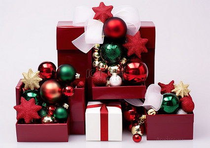 圣诞盒子和圣诞装饰物品