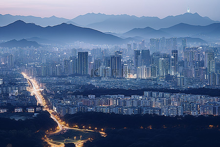 黄昏时的首尔城市场景，背后是群山