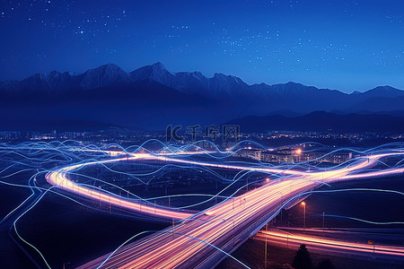 有光和雪山的江苏中国高速公路