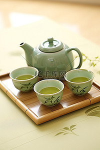 一组绿茶壶放在竹托盘上