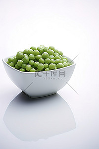 白色背景下碗里的绿豌豆