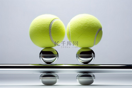 两个网球放在网球拍的顶部