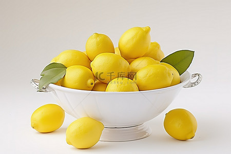 柠檬放在白色表面的白色盘子里