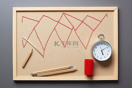 创意软木塞桌子背景图片_安装在软木板上的钟表笔和铅笔