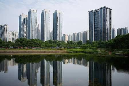 图片展示背景图片_这张图片展示了矗立在美丽湖边的高楼大厦