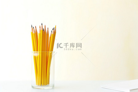 白色玻璃花瓶中的黄色铅笔