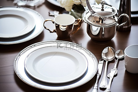 桌上的银盘杯子和餐具