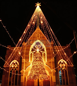 教堂前点燃的圣诞树