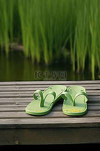 夏天人背景图片_绿色人字拖坐在湖中的木凳上