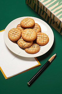 饼干曲奇背景图片_饼干放在笔记本和笔旁边
