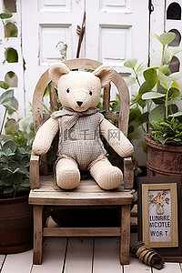 兔子泰迪熊坐在乡村花园里的椅子上