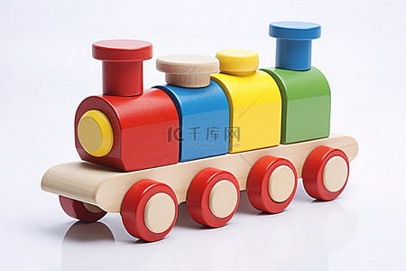 木制玩具火车，上面有彩色积木和积木