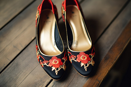 中式婚礼木鞋，带红色花卉刺绣