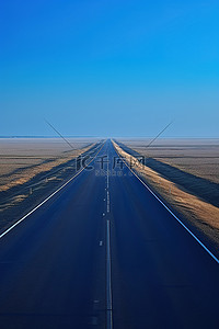 一条为大片土地涂上蓝色色调的高速公路