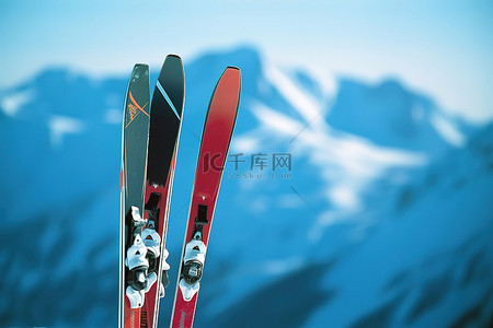 冬季背景图片_垂悬在雪山上的滑雪棒