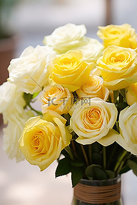 白色花背景图片_一个玻璃花瓶，插着黄色和白色的玫瑰