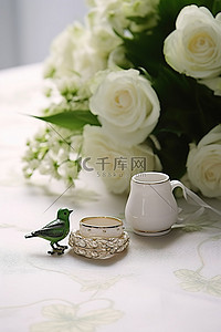 珠宝背景图片_桌上的婚礼珠宝，上面有鸟和绿叶