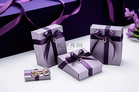 纸袋装饰背景图片_两个礼品盒，黑色纸袋上有紫色丝带