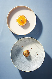 盘子水果背景图片_两个盘子，上面有两片水果一个煎鸡蛋和一个煎蛤